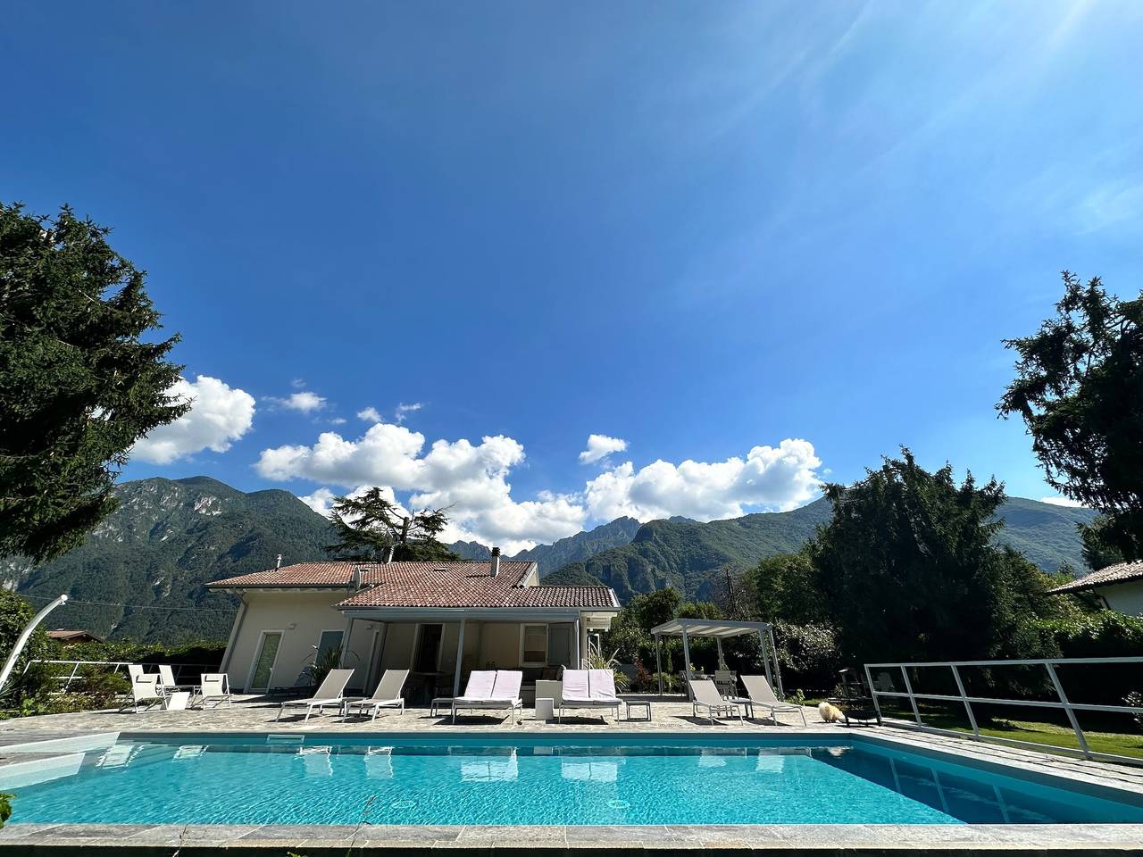 Villa 'Romantica Lago d'Idro' con piscina privata, Wi-Fi e aria condizionata in Bagolino, Prealpi Gardesane