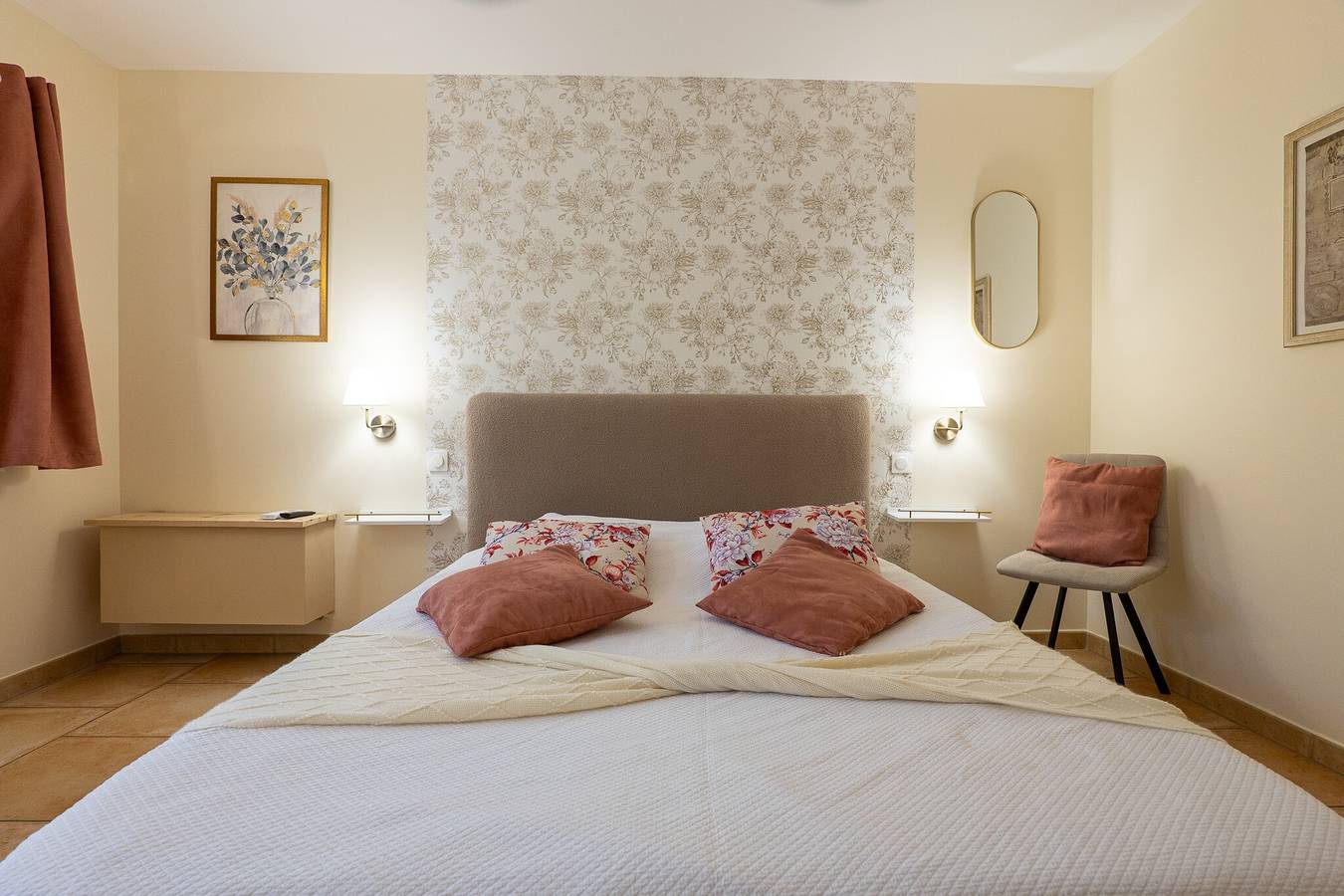 Bed & Breakfast 'Le Mas Du Loup – Zimmer Coquelicot' mit Bergblick, Gemeinschaftsterrasse und Wlan in Moustiers-Sainte-Marie, Regionaler Naturpark Verdon