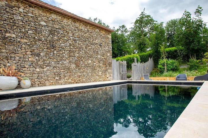 Location de vacances pour 6 personnes, avec piscine et jacuzzi ainsi que terrasse et jardin, animaux acceptés à Loubejac