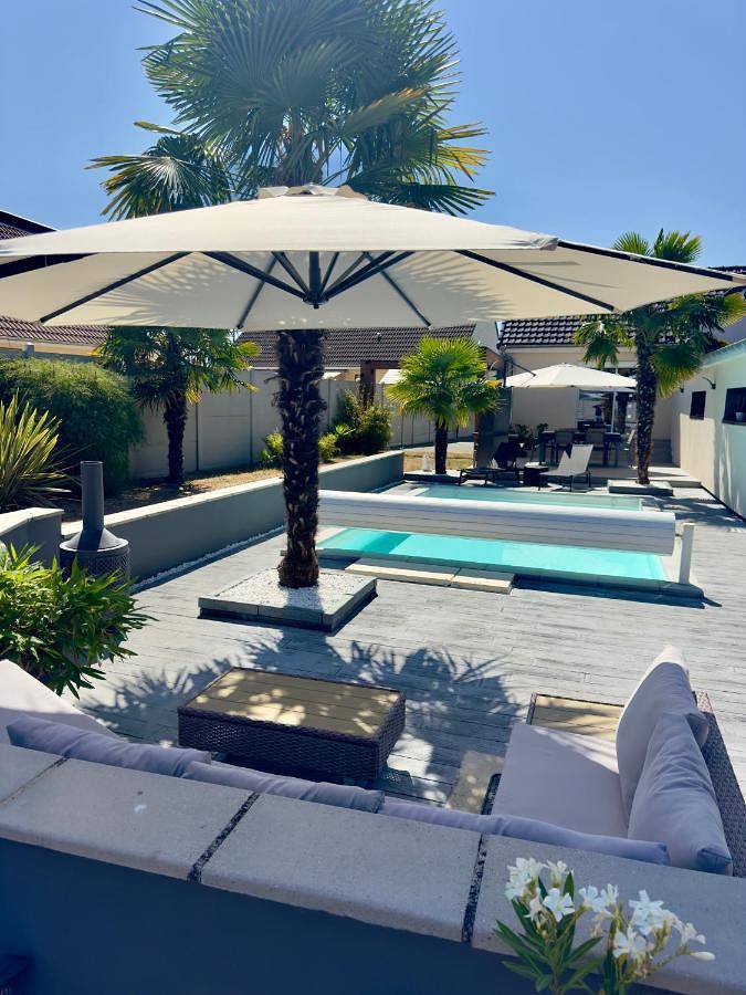 Vakantiewoning voor 2 personen, with tuin and terras as well as zwembad in Le Mans