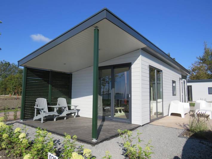 Ferienhaus für 4 Personen, mit Balkon/Terrasse und Terrasse sowie Garten und Seeblick am Markermeer