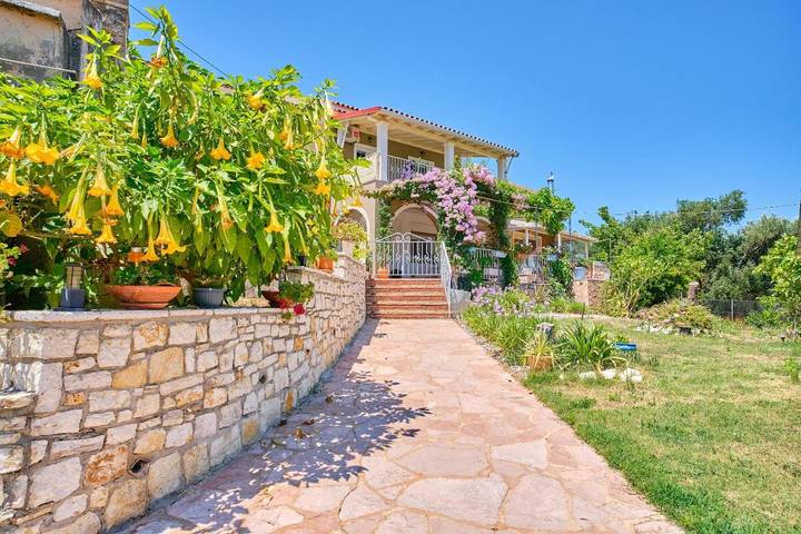 Location de vacances pour 5 personnes, avec Balcon et Terrasse ainsi que Jardin et Vue