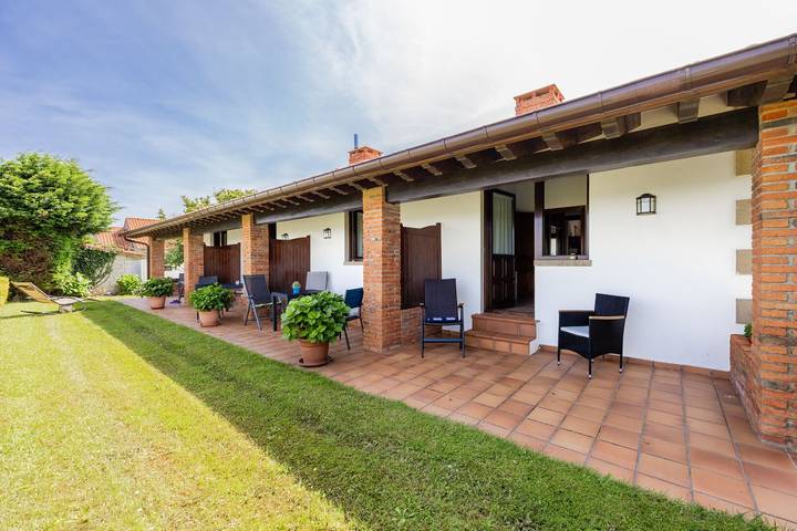 Apartamento 'Las Candelas - Las Sopeñas' con vistas al mar, terraza privada y Wi-Fi in Alfoz de Lloredo, Costa de Cantabria