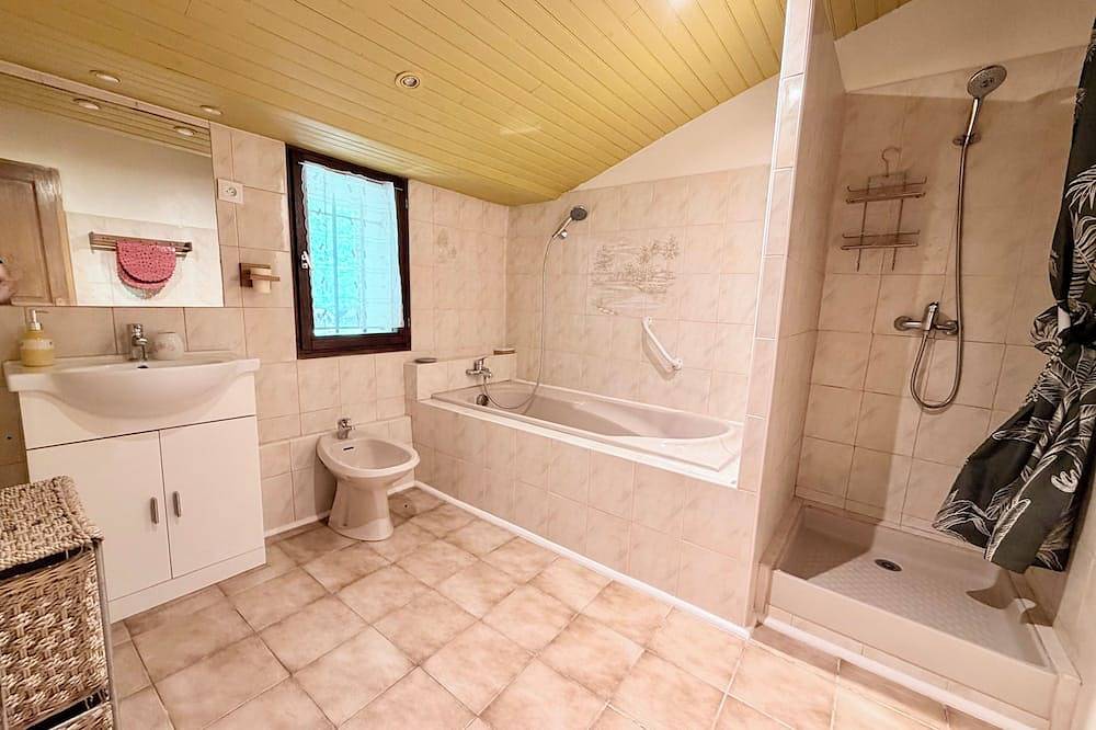Appartement entier, Bambou – Gîte, bassin & spa in Forcalquier, Parc naturel régional du Luberon