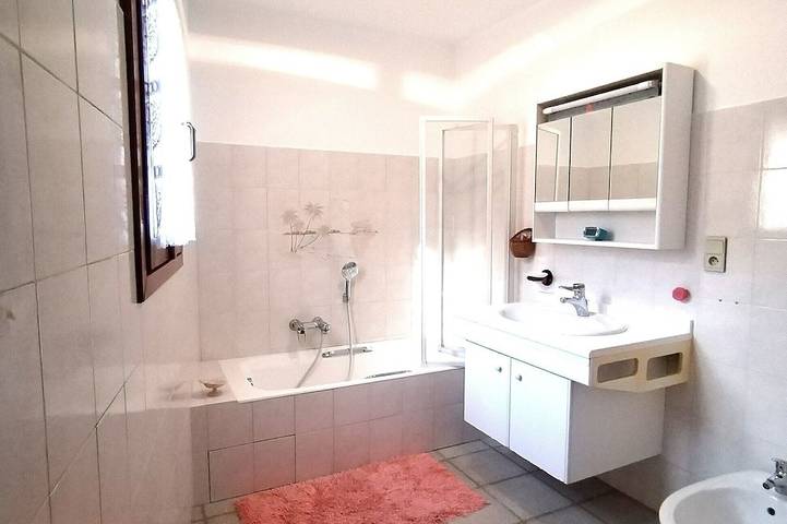 Ganze Wohnung, Garden apartment in country villa, swimming pool, 5 minutes from village. in Roquefort-les-Pins, Mittelmeerküste (Frankreich)