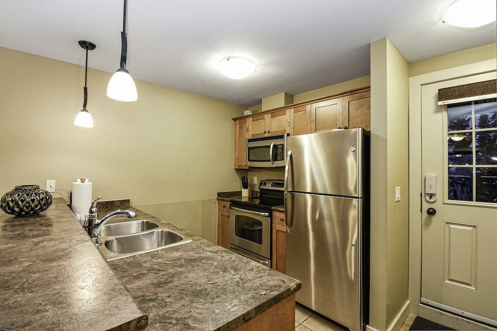 Ganze Wohnung, ✪Rockies Flucht, Skifahren, Wandern und private Hot Tub✪ in Kicking Horse