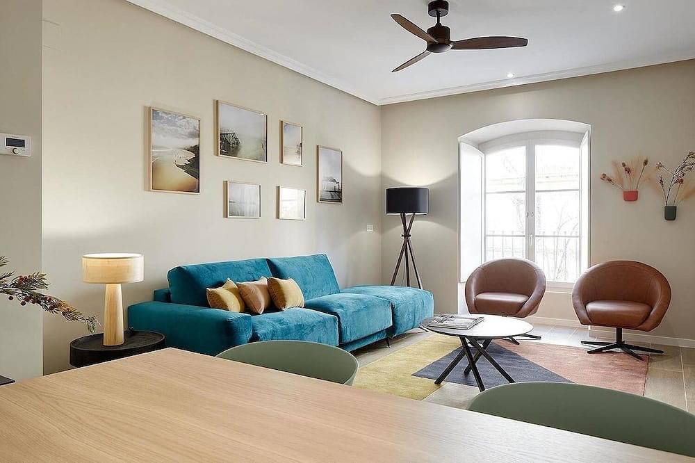 Entire apartment, Oiasso by Feelfree Rentals in Playa de la Concha, San Sebastian