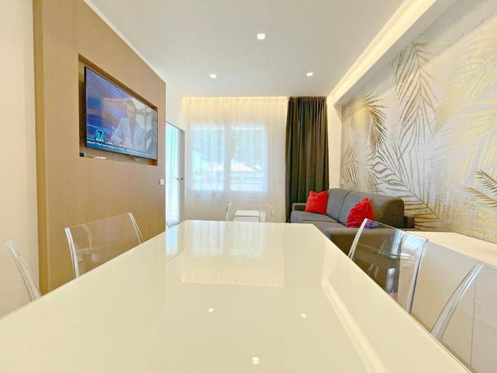 Ferienwohnung für 6 Personen, mit Balkon und Terrasse sowie Pool und Ausblick in Riccione