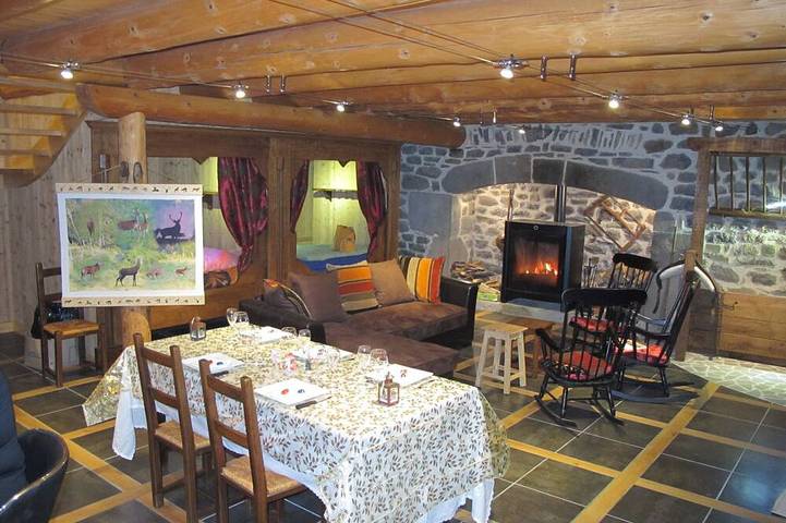 Gîte pour 10 personnes, avec Terrasse et Jardin à Allanche