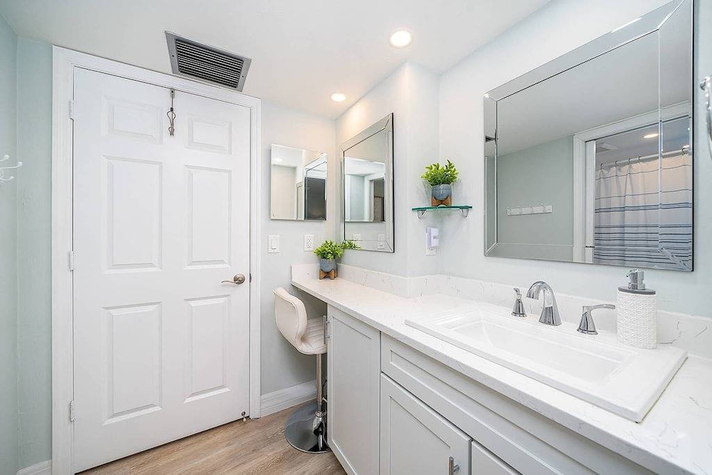 Ganze Wohnung, Magazine-Worthy Waterfront Condo ~Heated Pool & Spa w/Resort Amenities & Wifi; Walk to Shops/Dining in Marco Island, Southwest Florida