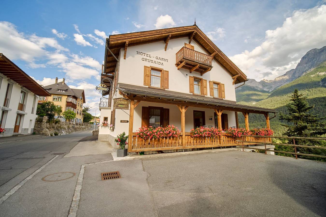 Hotel Garni Alpenrose Grusaida - Doppelzimmer mit Dusche/Wc in Scuol, Unterengadin