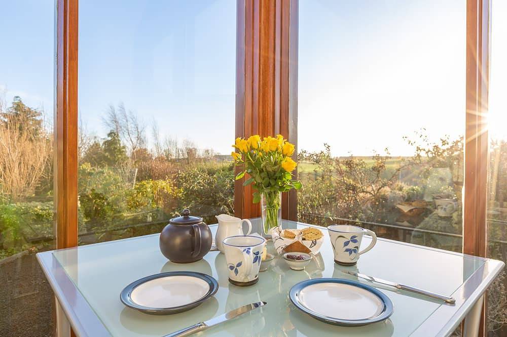 Thairn cottage ideal for 2, rural, 3 miles from Kelso. Wood stove All on 1 level in Scottish Borders