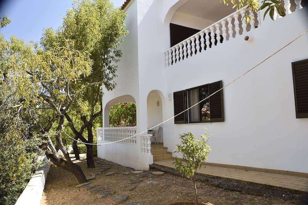 Villa with Private Pool and Sea View, Family Friendly, Shaded Detached Pavillion in Boliqueime, Faro Distrikt