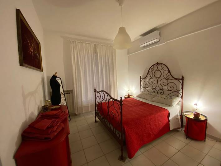 Apartamento entero, Apartamento "Casa Rosso Melograno" cerca del mar con balcones y Wi-Fi in Alassio, Riviera di Ponente
