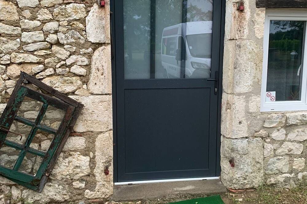 Room in a vineyard, near Golf des Vigiers and the Buddhist Village in Saint-Astier, Región de Marmande
