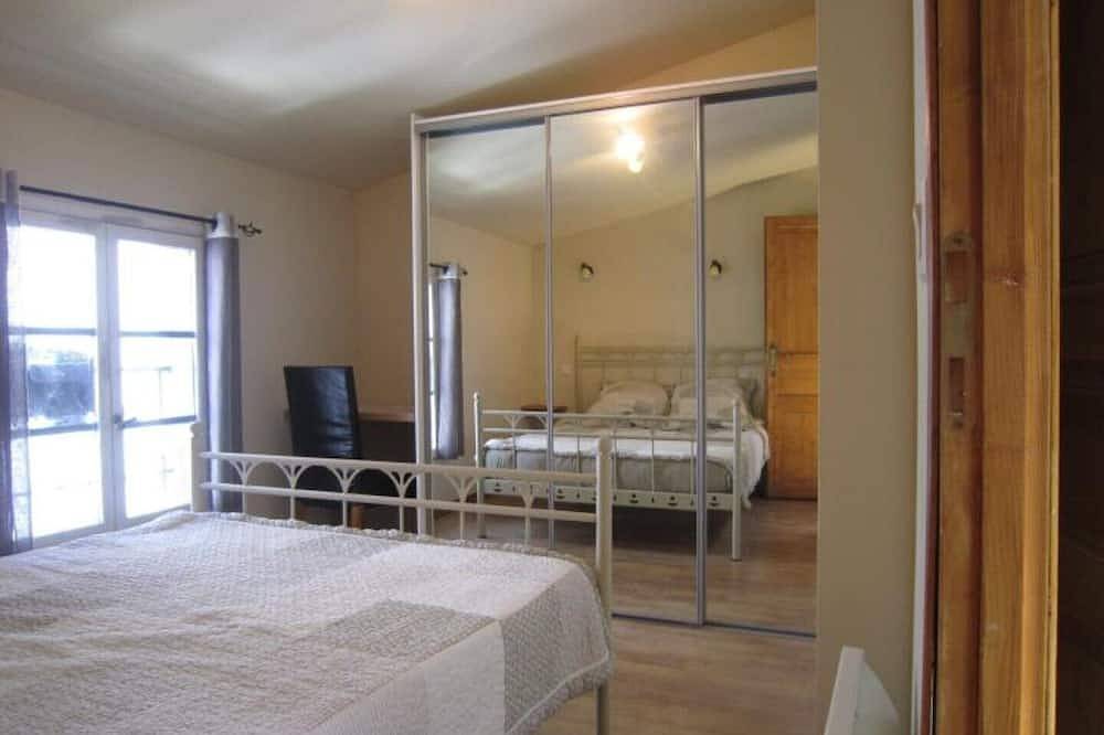 Entire apartment, Apartment 1(merlot)sleeps2  (4) in Carcassonne, Carcassonne region