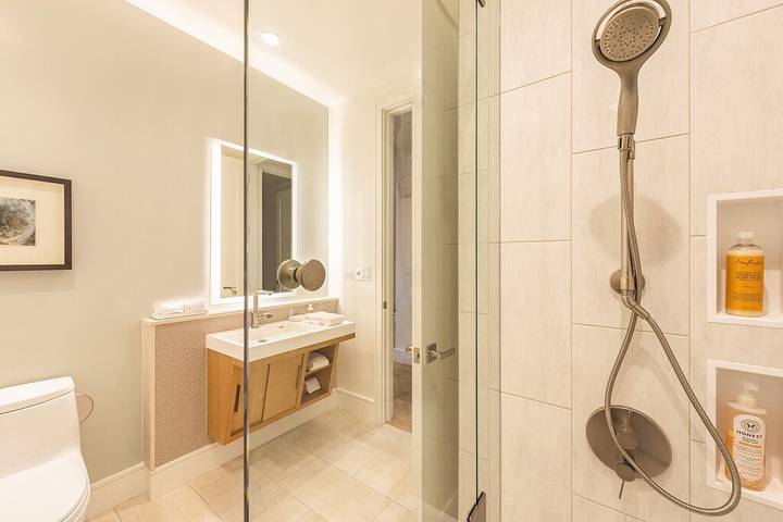 Beach rental for 8 people, with hot tub and yard as well as balcony and pool on Maui