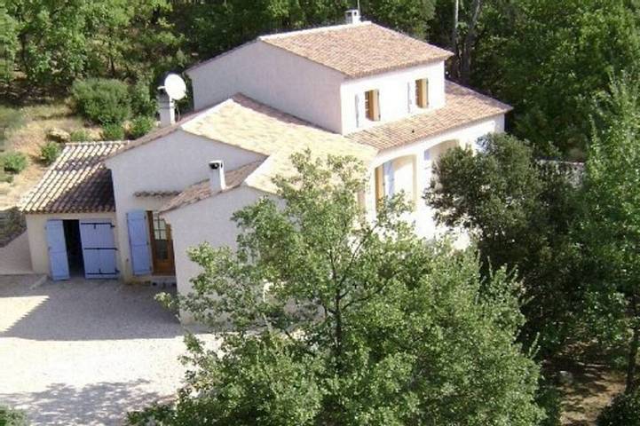 Location de vacances pour 10 personnes, avec jardin et terrasse à Cabasse