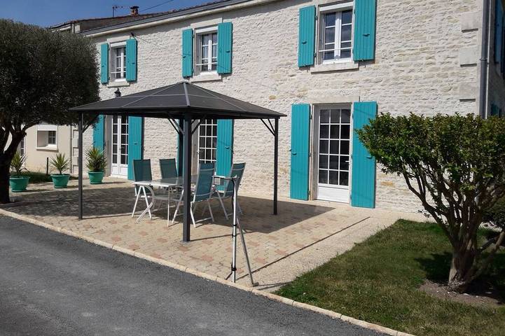 Location de vacances pour 6 personnes, avec Terrasse ainsi que Jardin et Piscine à Saint-Hilaire-la-Palud
