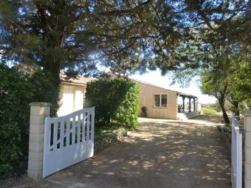Gîte pour 6 personnes, avec piscine ainsi que vue et jardin à Baron