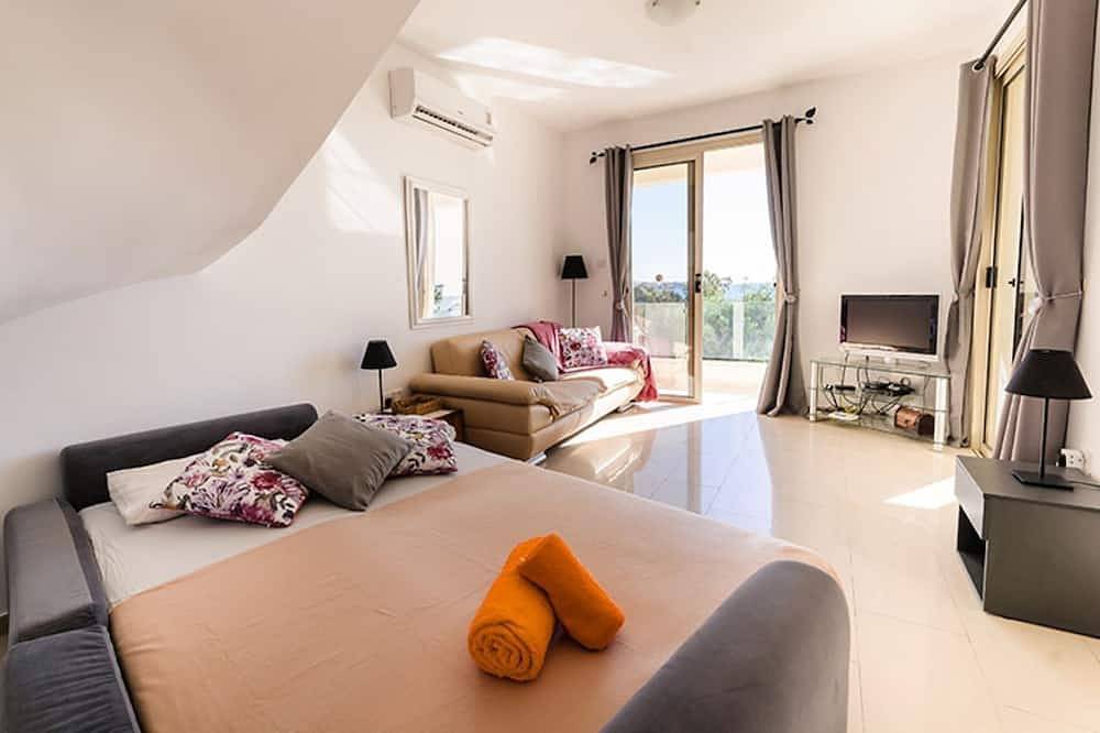 Coral Bay!Views! Two Bed Beautiful Villa, Pool, A.Con, Wifi,Nr Restaurants, Bars in Peyia, South Cyprus