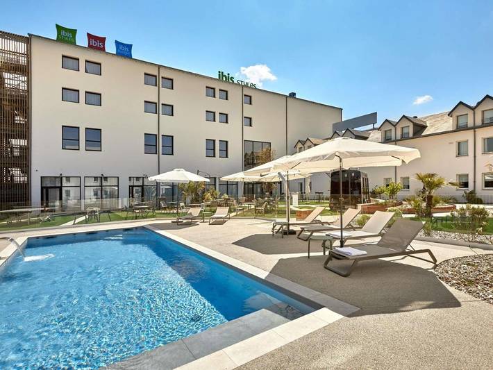 Hôtel pour 3 personnes, avec Terrasse ainsi que Jardin et Piscine à Mouilleron-le-Captif - 2