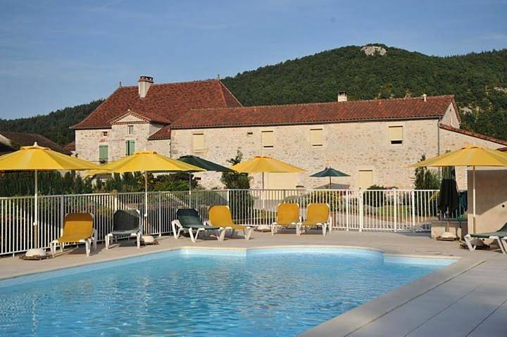 Location de vacances pour 2 personnes, avec Terrasse et Jardin ainsi que Piscine et Vue à Saint-Géry