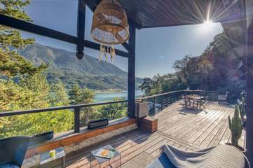 Gîte pour 12 personnes, avec vue ainsi que vue sur le lac et jardin à Lavars