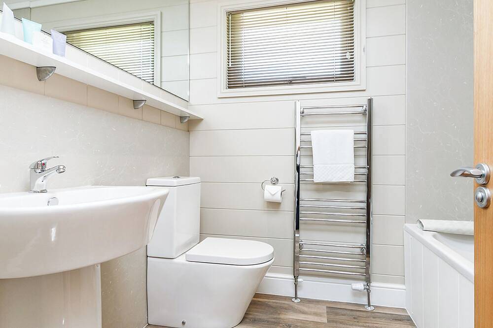 Luxurious lodge with one king-size double, with en suite shower and one twin. in Bath, Bath & North East Somerset