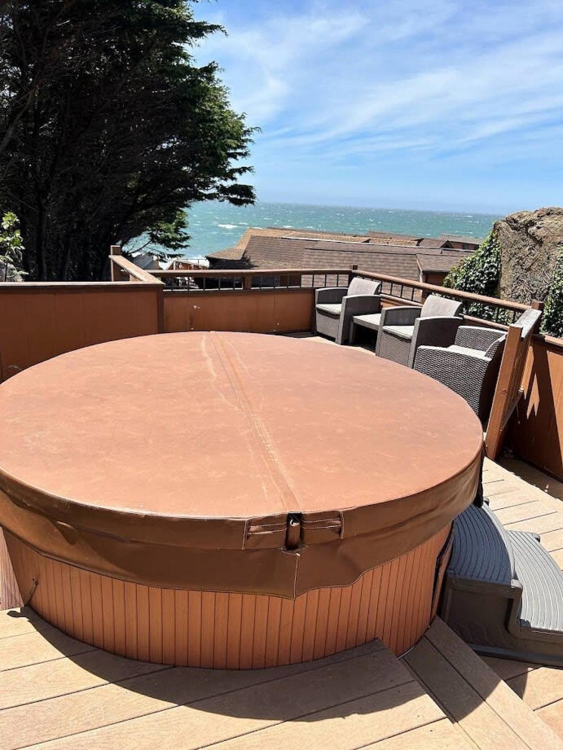 Entire apartment, Oceanview Cabin 20,  Private Jacuzzi &Large Deck in Del Norte County