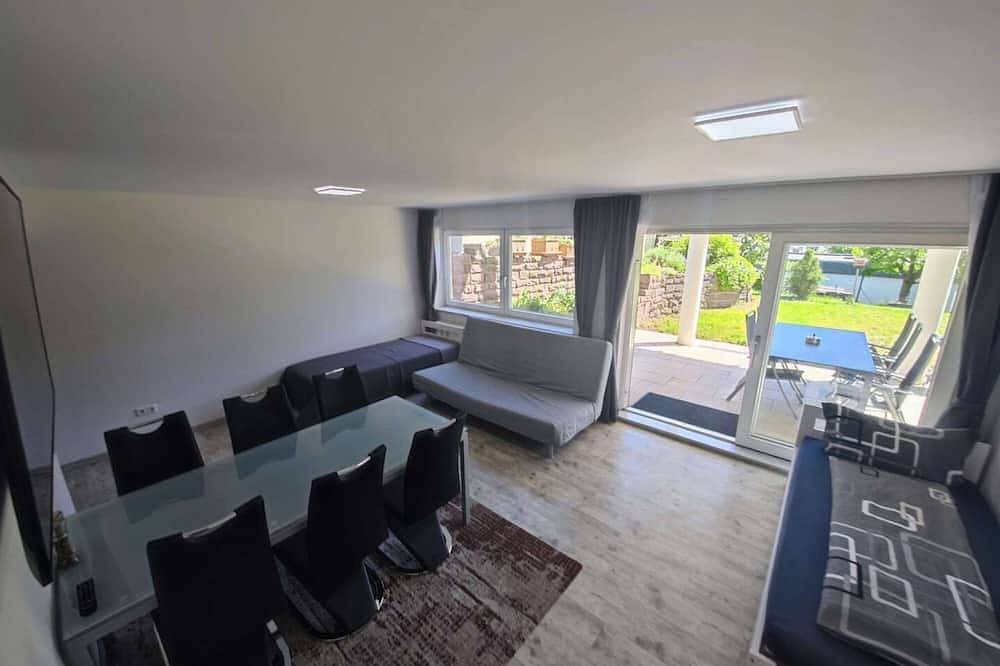 Ganze Wohnung, 2-Zkb Whirlpool Dusch-Wc 75\" Sat-Tv Prime Küche Terrasse Stellplatz für 4+2 Gäste in Waldbronn, Nordschwarzwald