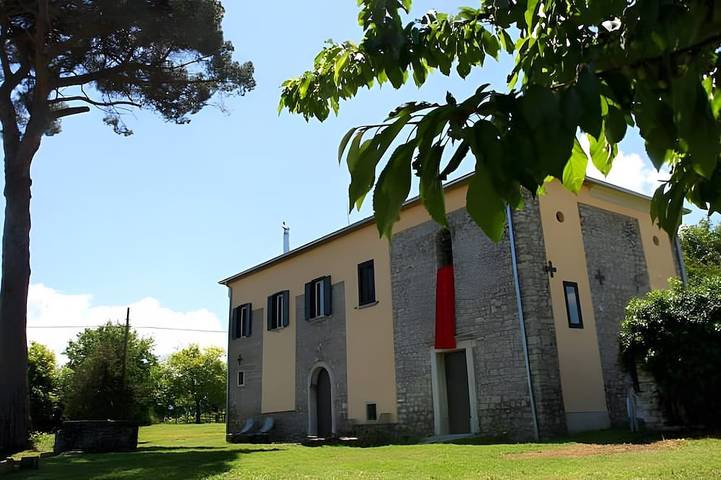 Location de vacances pour 17 personnes, avec Balcon ainsi que Jacuzzi et Jardin à Paternopoli
