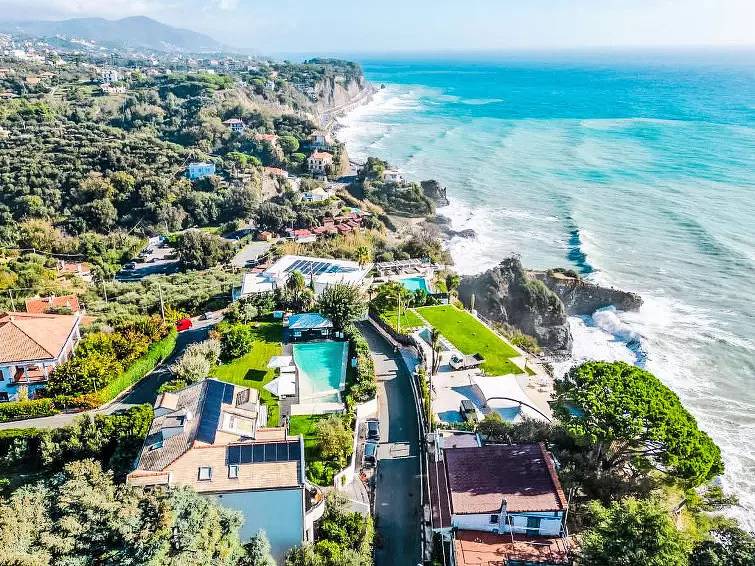 Entire apartment, Seaside Retreat: Parking, Pool, WiFi, Balcony in Albisola Capo, Albisola Superiore