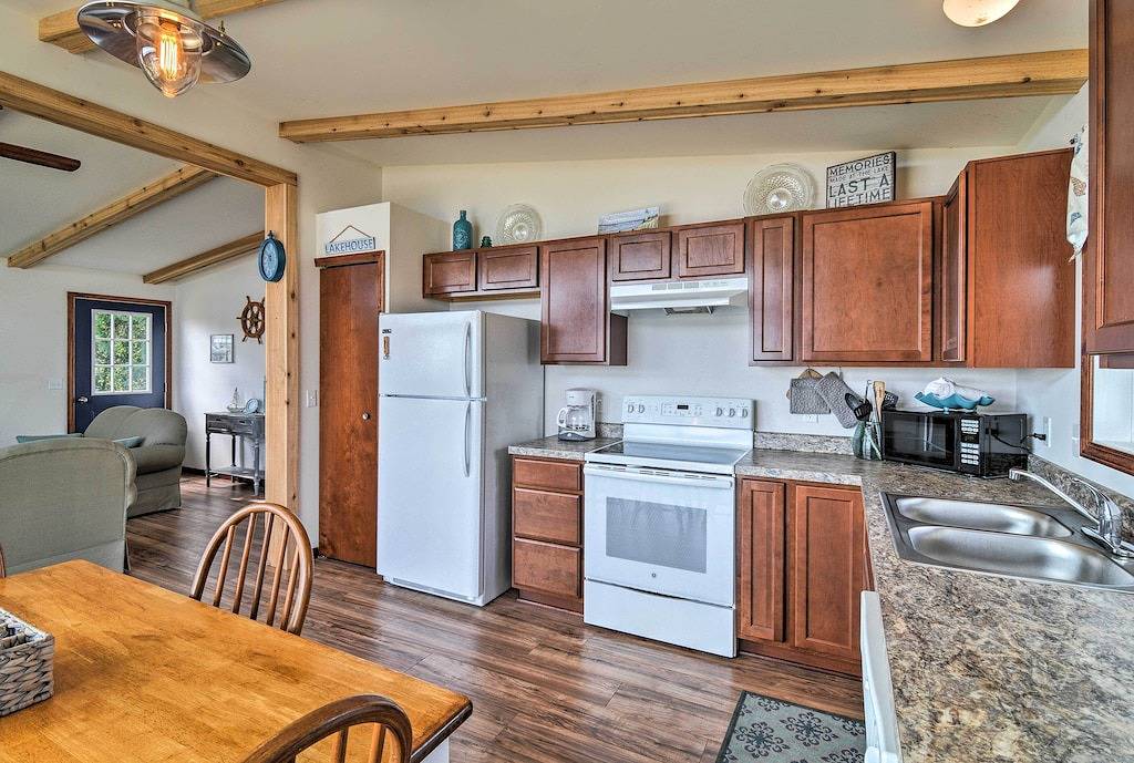 St. Ignace Cottage mit Deck und Strand am Lake Huron! in St. Ignace, Mackinac County