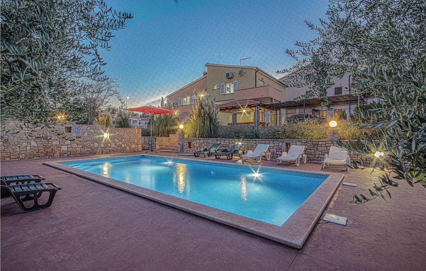 Reizendes Apartment mit einem Schlafzimmer und Pool, 1,5 km vom Strand Duga Uvala entfernt in Marčana, Südküste Istrien