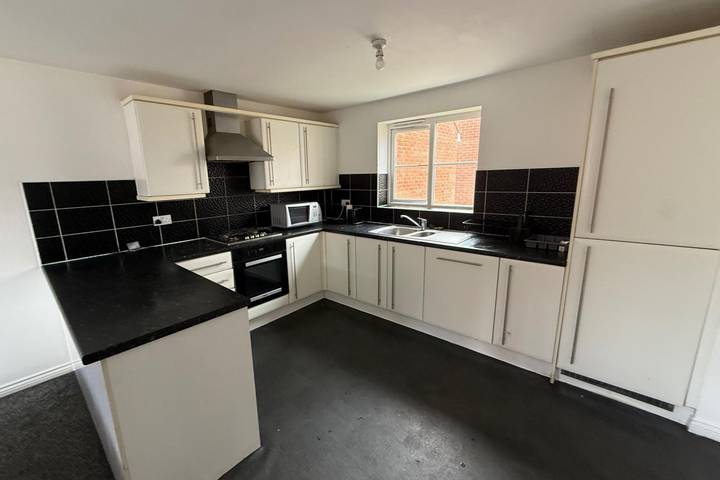 4 Bedroom house Sleeps 8 - Free Parking - Garden in Buckinghamshire
