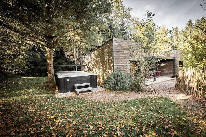 Gîte pour 10 personnes, avec piscine et jardin ainsi que jacuzzi et terrasse à Barbey-Seroux