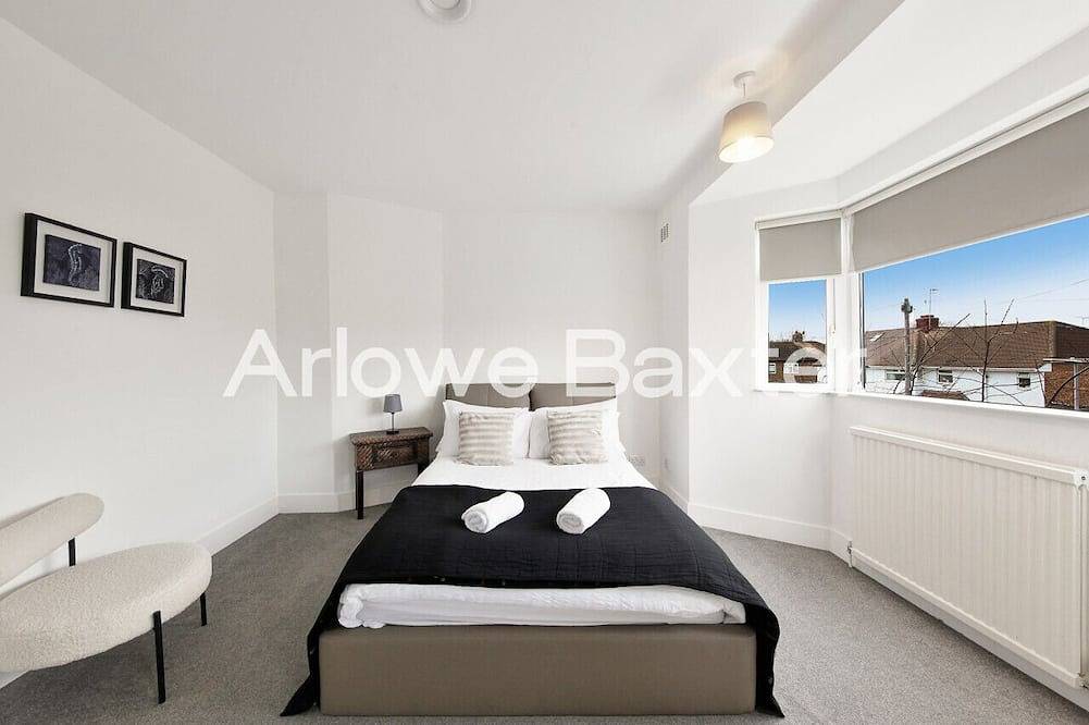 Stylish 3-Bedroom Garden Home | Ac | Contractors in Elstree and Borehamwood, Hertfordshire