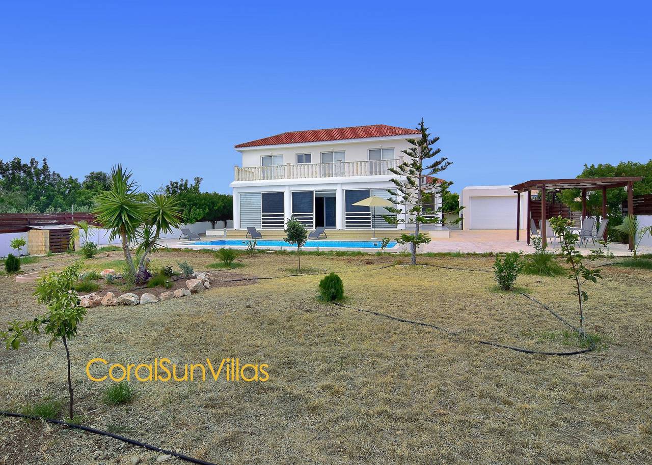 Villa 200m zum Coral Bay Strip, großer Pool in Peyia, Südzypern