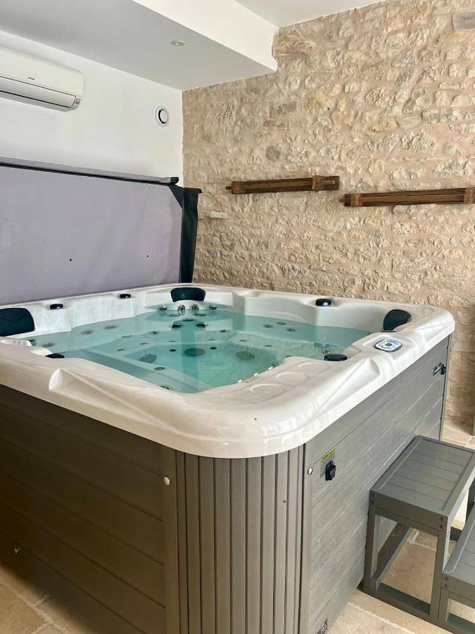 Location de vacances pour 12 personnes, avec piscine ainsi que jardin et jacuzzi à Cuzance - 3