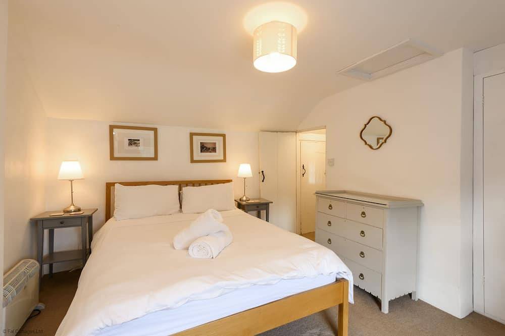 April Cottage -  a cottage that sleeps 6 guests  in 3 bedrooms in Cornwall