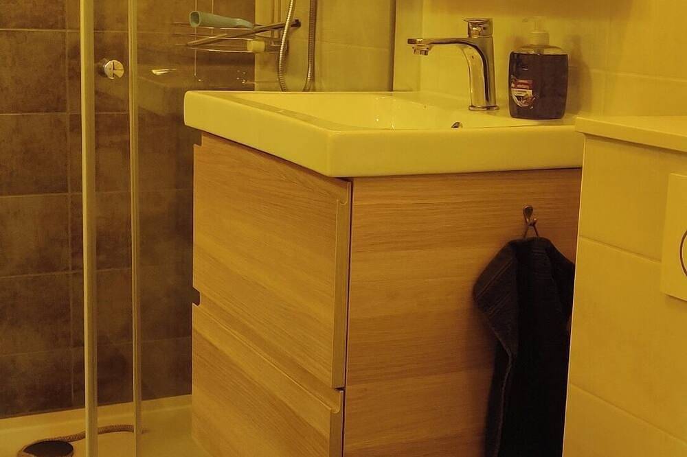Geheel appartement, Zwembad-Jacuzzi-ensuite privé sauna- gewedige tuinkamer met openschuifbaar glas. in Tilburg, Noord-Brabant