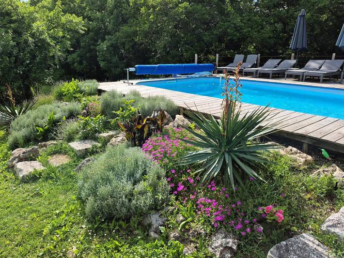 Location de vacances pour 15 personnes, avec Terrasse et Jardin ainsi que Piscine et Vue à Anthé