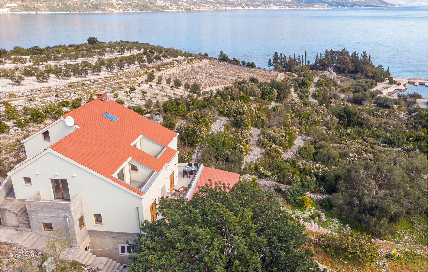 Geheel vakantieappartement, Gezellig appartement met terras, keuken en wifi – 2,5 km van het strand van Tri žala in Kneza, Korcula