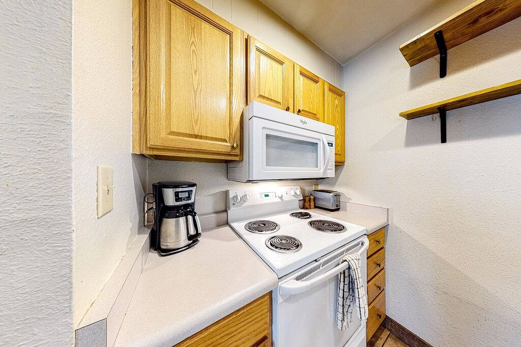 Ganze Wohnung, Cozy Ski Condo w/ Fast Wifi & a Wood-Burning Fireplace - Walk to the Lifts in Arapahoe Basin