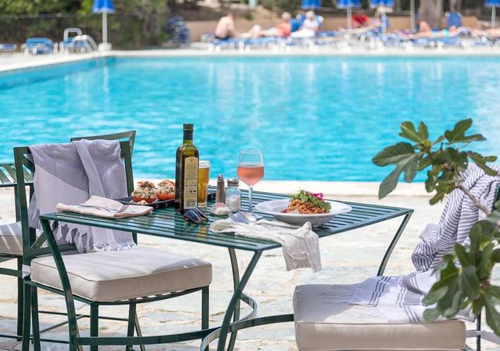 Hôtel pour 2 personnes, avec jardin ainsi que piscine et bassin pour enfant, animaux acceptés dans Office De Tourisme De L Ile Rousse - 2