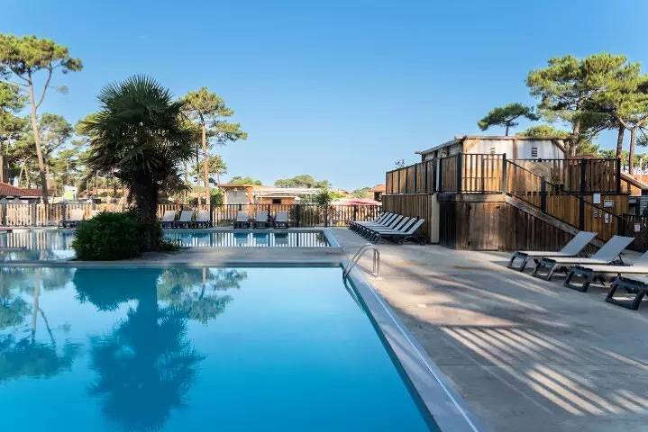 Camping pour 4 personnes, avec terrasse et piscine en France - 4