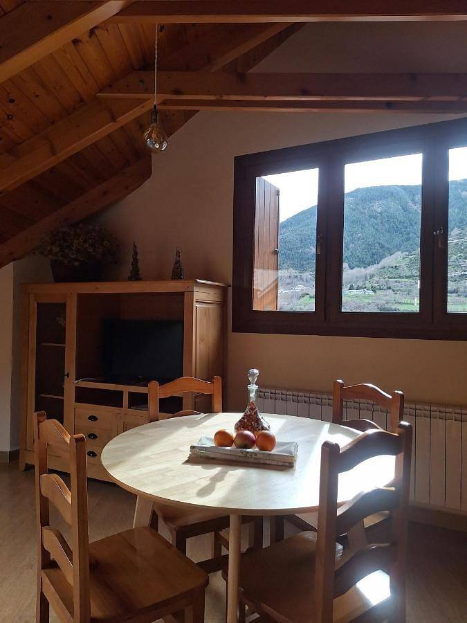 Casa rural para 4 personas, con jardín y vistas, Familias con niños en Alta Ribagorça - 2