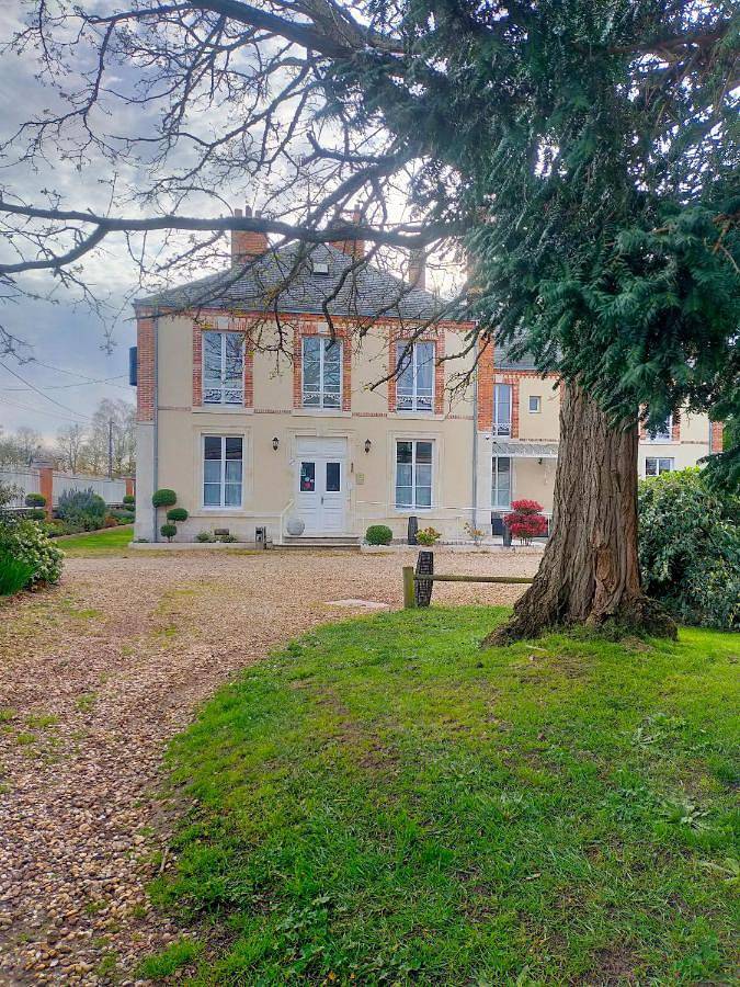 Logis Hotels Restaurants- Villa des Bordes in Cléry-Saint-André, Sologne