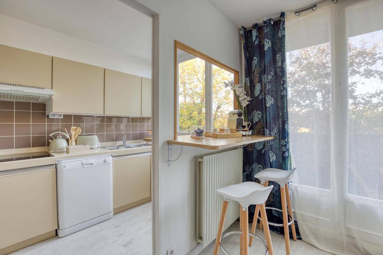 Appartement entier, One-Bedroom Apartment with Balcony in Longjumeau, Essonne